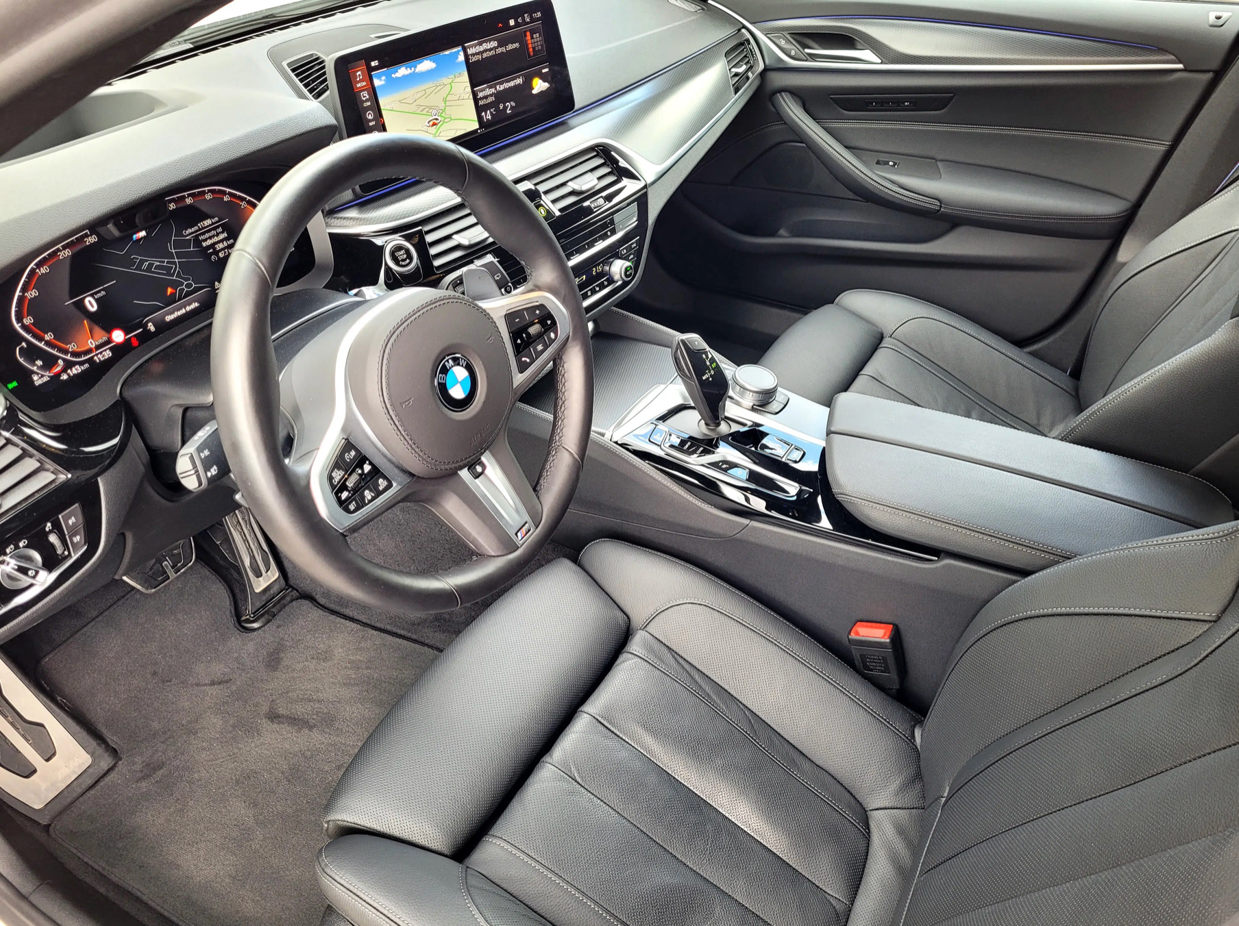 BMW 530d xDrive Mpaket Touring | předváděcí auto skladem | byznys naftové kombi | nákup online| autoibuy